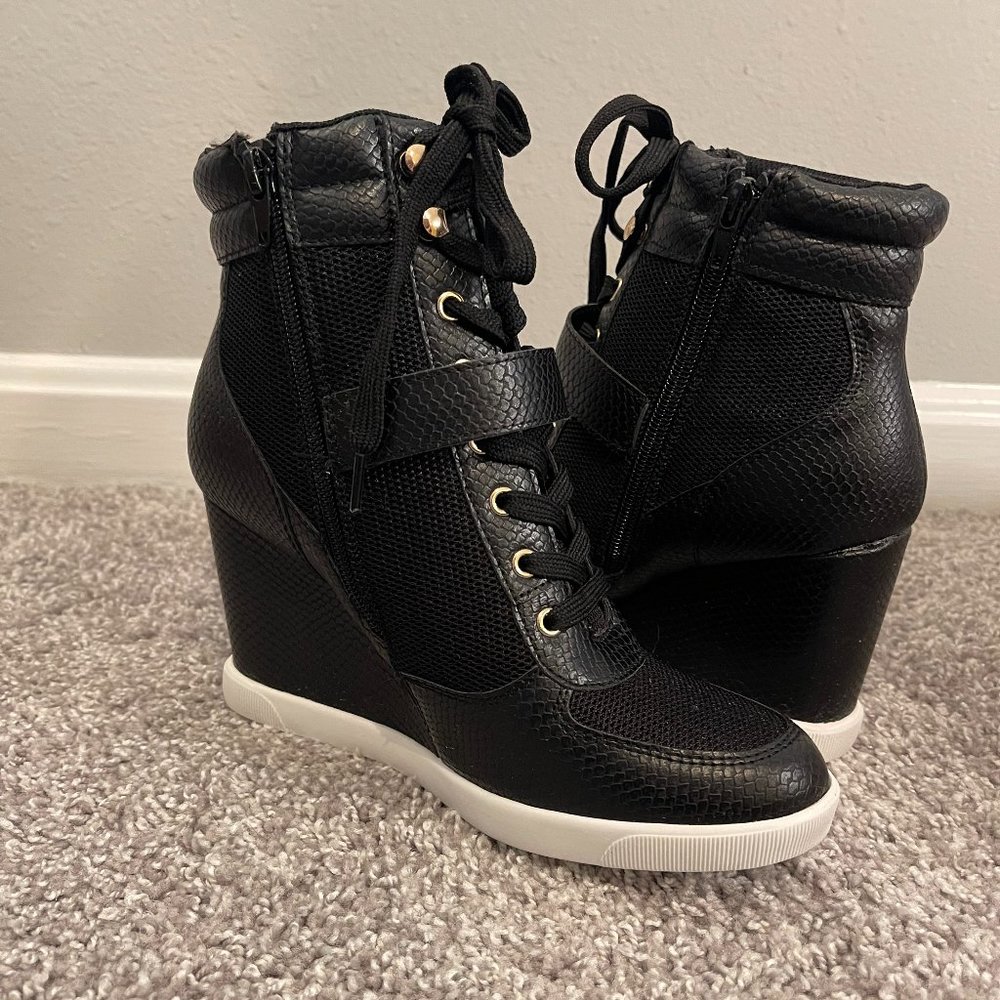 JustFab Hightop Wedge Sneaker Gold Accents, Size 8.5